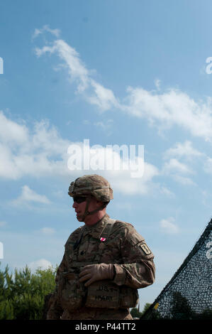 Colonel William Stubbs, 30 medizinische Brigade Commander, erkennt Ltc. Roy Vernon und Maj. Jason Hughes, 421St medizinische Bataillon (multifunktional) Commander und Executive Officer respektvoll, vor der 421St MMB Verzicht auf Befehl in Torun, Polen am 2. Juni. (U.S. Armee Foto vom Kapitän Jeku Arce, 30 medizinische Brigade Public Affairs) Stockfoto