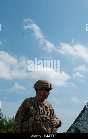 Colonel William Stubbs, 30 medizinische Brigade Commander, erkennt Ltc. Roy Vernon und Maj. Jason Hughes, 421St medizinische Bataillon (multifunktional) Commander und Executive Officer respektvoll, vor der 421St MMB Verzicht auf Befehl in Torun, Polen am 2. Juni. (U.S. Armee Foto vom Kapitän Jeku Arce, 30 medizinische Brigade Public Affairs) Stockfoto