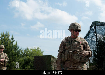 Colonel William Stubbs, 30 medizinische Brigade Commander, erkennt Ltc. Roy Vernon und Maj. Jason Hughes, 421St medizinische Bataillon (multifunktional) Commander und Executive Officer respektvoll, vor der 421St MMB Verzicht auf Befehl in Torun, Polen am 2. Juni. (U.S. Armee Foto vom Kapitän Jeku Arce, 30 medizinische Brigade Public Affairs) Stockfoto