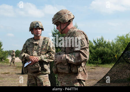 Colonel William Stubbs, 30 medizinische Brigade Commander, erkennt Ltc. Roy Vernon und Maj. Jason Hughes, 421St medizinische Bataillon (multifunktional) Commander und Executive Officer respektvoll, vor der 421St MMB Verzicht auf Befehl in Torun, Polen am 2. Juni. (U.S. Armee Foto vom Kapitän Jeku Arce, 30 medizinische Brigade Public Affairs) Stockfoto