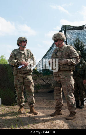 Colonel William Stubbs, 30 medizinische Brigade Commander, erkennt Ltc. Roy Vernon und Maj. Jason Hughes, 421St medizinische Bataillon (multifunktional) Commander und Executive Officer respektvoll, vor der 421St MMB Verzicht auf Befehl in Torun, Polen am 2. Juni. (U.S. Armee Foto vom Kapitän Jeku Arce, 30 medizinische Brigade Public Affairs) Stockfoto