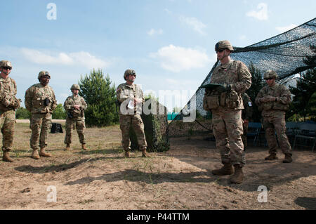 Colonel William Stubbs, 30 medizinische Brigade Commander, erkennt Ltc. Roy Vernon und Maj. Jason Hughes, 421St medizinische Bataillon (multifunktional) Commander und Executive Officer respektvoll, vor der 421St MMB Verzicht auf Befehl in Torun, Polen am 2. Juni. (U.S. Armee Foto vom Kapitän Jeku Arce, 30 medizinische Brigade Public Affairs) Stockfoto