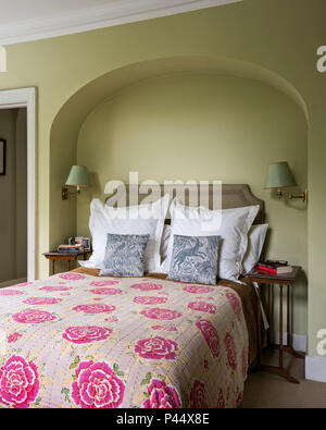 Rosa Blumenmuster gesteppten Decken auf dem Bett im viktorianischen Home Stockfoto