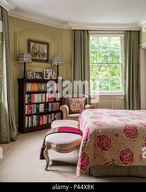 Rosa Blumenmuster gesteppten Decken auf dem Bett im viktorianischen Home Stockfoto
