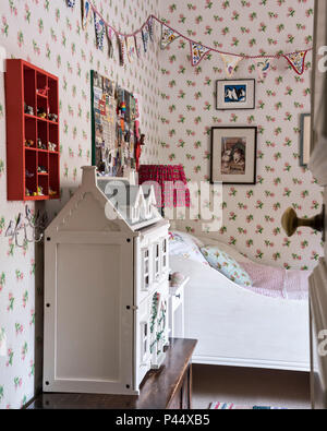 Große dollshouse in Mädchen Zimmer mit Pinnwand und Bunting Stockfoto