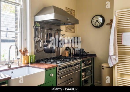 Edelstahl Dunstabzugshaube und Uhr mit Gas Ofen bei Fenster. Stockfoto