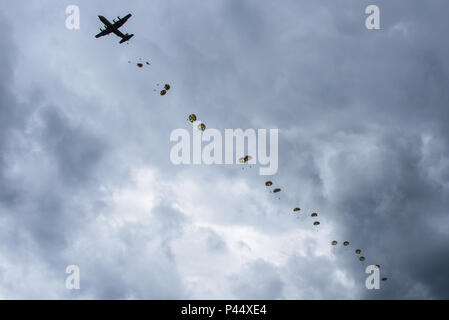 Holländische Armee Fallschirmjäger springen in Bunker Drop Zone in Grafenwöhr, Deutschland, 15. Juni 2016, während der Übung die schnelle Reaktion 16. Übung schnelle Reaktion ist eines der führenden militärischen Krisenreaktion Schulungen für multi-nationale zerstreuten Kräfte in der Welt. Die Übung ist so konzipiert, dass die Bereitschaft der Bekämpfung der Kern der U.S. Global Response Force - derzeit der 82nd Airborne Division 1st Brigade Combat Team - Schnelle-Antwort, Joint-gewaltsamen Eindringen und neben hoher Einsatzbereitschaft der Alliierten Streitkräfte in Europa zu verbessern. Schnelle Reaktion 16 umfasst mehr als 5.000 S Stockfoto