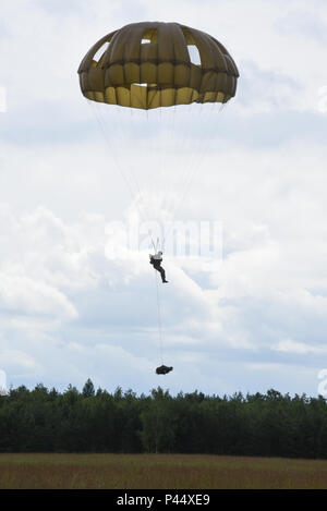 Eine niederländische Armee Fallschirmspringer springt in Bunker Drop Zone in Grafenwöhr, Deutschland, 15. Juni 2016, während der Übung die schnelle Reaktion 16. Übung schnelle Reaktion ist eines der führenden militärischen Krisenreaktion Schulungen für multi-nationale zerstreuten Kräfte in der Welt. Die Übung ist so konzipiert, dass die Bereitschaft der Bekämpfung der Kern der U.S. Global Response Force - derzeit der 82nd Airborne Division 1st Brigade Combat Team - Schnelle-Antwort, Joint-gewaltsamen Eindringen und neben hoher Einsatzbereitschaft der Alliierten Streitkräfte in Europa zu verbessern. Schnelle Reaktion 16 umfasst mehr als 5.000 Stockfoto