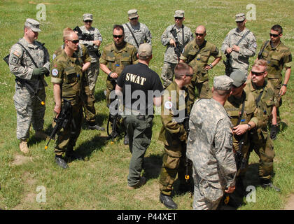 Soldaten der Minnesota National Guard und der Norwegischen Home Guard eine Ausbildung erhalten, von lokalen Minnesota Polizeibeamte während einer dreitägigen Inland Schulungsveranstaltung im Camp Ripley Juni 24-26 statt. Die Soldaten rannten durch eine Reihe von Übungen einschließlich Reagieren auf aktive schützen, geiselbefreiung und einfaches Zimmer clearing Verfahren. (Minnesota National Guard Foto von Master Sgt. Ashlee J. L. Sherrill) Stockfoto