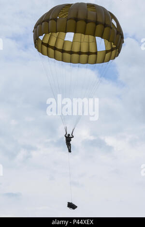 Eine niederländische Armee Fallschirmspringer springt in Bunker Drop Zone in Grafenwöhr, Deutschland, 15. Juni 2016, während der Übung die schnelle Reaktion 16. Übung schnelle Reaktion ist eines der führenden militärischen Krisenreaktion Schulungen für multi-nationale zerstreuten Kräfte in der Welt. Die Übung ist so konzipiert, dass die Bereitschaft der Bekämpfung der Kern der U.S. Global Response Force - derzeit der 82nd Airborne Division 1st Brigade Combat Team - Schnelle-Antwort, Joint-gewaltsamen Eindringen und neben hoher Einsatzbereitschaft der Alliierten Streitkräfte in Europa zu verbessern. Schnelle Reaktion 16 umfasst mehr als 5.000 Stockfoto