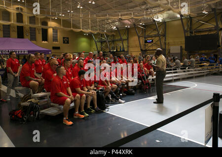 Sgt. Maj. des Marine Corps Ronald L. Grün spricht mit der Abteilung 2016 Verteidigungsministerium (DoD) Krieger spiele Team Marine Corps vor der Eröffnungsfeier an der US-Militärakademie in West Point, New York, 15. Juni 2016. Die 2016 DoD Krieger Spiele ist eine adaptive Sport Wettbewerb für die Verwundeten, Kranken und Verletzten Service Mitglieder und Veteranen aus der US-Armee, Marine Corps, Navy, Air Force Special Operations Command und der britischen Streitkräfte. (U.S. Marine Corps Foto von Cpl. Calvin Shamoon/Freigegeben) Stockfoto