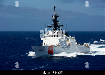 160624-N-MZ 309-401 PAZIFISCHER OZEAN (24. Juni 2016) Legende - Class Cutter WMSL USCGC Stratton (752) Transite zu Rim der Pazifik 2016. 26 Nationen, mehr als 40 Schiffe und u-Boote, mehr als 200 Flugzeugen und 25.000 Mitarbeiter an Rimpac vom 30. Juni bis 4. August, in und um die hawaiischen Inseln und Südkalifornien. Die weltweit größte internationale maritime Übung RIMPAC bietet eine einzigartige Gelegenheit, dass Training hilft den Teilnehmern fördern und die kooperativen Beziehungen, die für die Gewährleistung der Sicherheit der Seewege und der Sicherheit auf der Welt oce kritisch sind Sustain Stockfoto