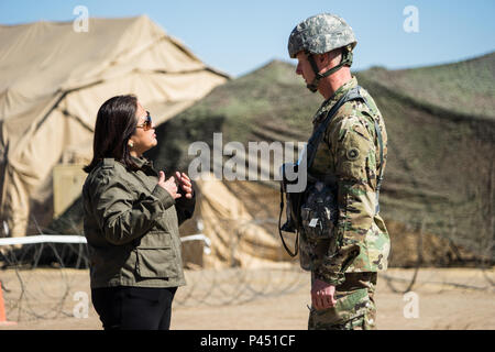 Brig. General David Elwell, Kommandierender General, 311 Sustainment Command (Auslandseinsätze), erklärt die 311 th Combat Support Training Mission der Frau Abgeordneten Debra S. Wada, Assistant Secretary der Armee, Manpower und finden Angelegenheiten, 16. Juni 2016, Camp Roberts, Calif Wada ist für die Aufsicht über die Manpower, Personal und finden Komponente Angelegenheiten für die Abteilung der Armee verantwortlich. Finden Einheiten Praxis ihre technischen Fähigkeiten in einem strengen taktische Umgebung unter bekämpfen - wie Bedingungen während der Combat Support Training. Stockfoto