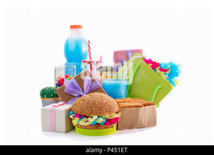 Festliche Komposition Getränke snacks Urlaub hamburger Cookie flitter Konfetti Geschenkbox cocktail Cactus, gesättigte Farben. Kinder urlaub geburtstag Teil Stockfoto