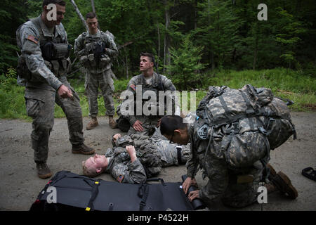 Während des jährlichen Trainings auf dem Camp Ethan Allen Training Site in Jericho, Vermont, am 12. Juni 2016, zeigte der US Army Sgt. Aldan Race, ein Sanitäter der Alpha Company, 3. Bataillon, 172. Infanterieregiment, 86. Infanterie Brigade Combat Team (Mountain), Vermont National Guard, während er eine Unfallbeurteilung und Evakuierungsübung durchführte. Die Übung verbessert die medizinische Bereitschaft und die Fähigkeit zur Notfallreaktion innerhalb der Einheit. Stockfoto