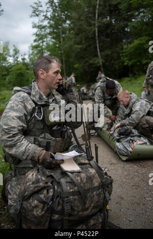 Am 12. Juni 2016 rief Matthew Kaye von der Alpha Kompanie, 3. Bataillon, 172. Infanterieregiment, 86. Infanterie-Brigade Combat Team (Mountain), Vermont National Guard, zur Evakuierung von 9 Linien auf. Die Übung ist Teil der jährlichen Schulung der Einheit, um die Einsatzbereitschaft, die medizinischen Fähigkeiten im Notfall und die Koordination zwischen den Soldaten aufrechtzuerhalten. Stockfoto