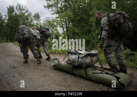 Am 12. Juni 2016 nahmen mehr als 380 US-Soldaten der Alpha Company, 3. Bataillon, 172. Infanterieregiment, 86. Infanterie-Brigade-Kampfteam (Mountain), Vermont National Guard, an einer Unfalloberprüfung und Evakuierungsübung auf dem Camp Ethan Allen Training Site in Jericho, Vermont, teil. Diese Aktivität ist Teil eines zweiwöchigen jährlichen Trainingsprogramms, das darauf abzielt, Kampfbereitschaft, medizinische Kompetenz und operative Koordination der Soldaten zu erhalten. Stockfoto