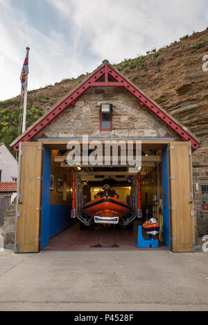 Rettungsboot Station in dem historischen Dorf Staithes, North Yorkshire, England. Stockfoto