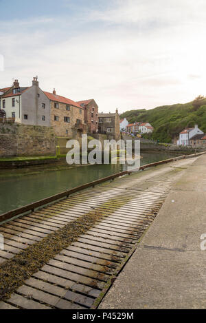 Staithes Beck im Dorf Staithes, North Yorkshire, England. Stockfoto