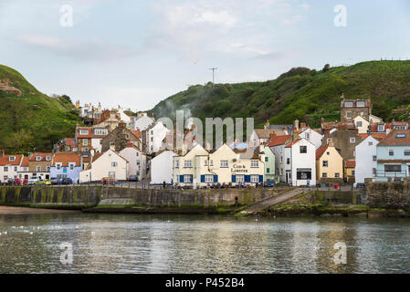 Bunte Häuschen im malerischen Dorf Staithes, North Yorkshire, England. Stockfoto