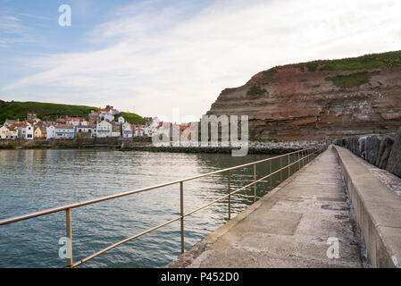 Das malerische Dorf Staithes vom Hafen Wand gesehen. North Yorkshire, England. Stockfoto