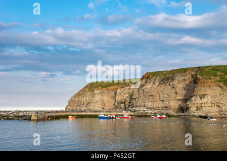 Kleine Boote im Hafen von Staithes, North Yorkshire, North East England. Einen ruhigen Abend im Mai in diesem bekannten Dorf an der Küste. Stockfoto