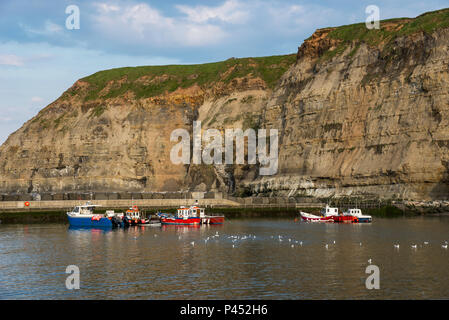 Fischerboote im Hafen von staithes an der Küste von North Yorkshire, England. Stockfoto