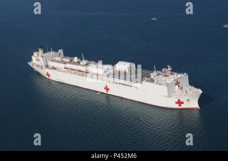 N -4995 K-038 Port-au-Prince, Haiti (Jan. 20, 2010) Das Militär Sealift Command Hospital Ship USNS Comfort ausgeschaltet ist, verankert die Küste von Haiti Betrieb einheitliche Antwort zu unterstützen. Die US-Marine hat 11 Schiffe für den Betrieb, die mit etwa 11.000 Matrosen, Marines, und Zivilisten, die humanitäre und medizinische Hilfe für das Land, nachdem es von einem Erdbeben der Stärke 7.0 Jan. 12 angeschlagen wurde. Stockfoto