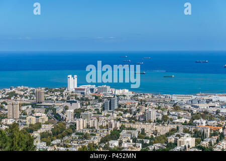 Blick von oben auf die Stadt Haifa in Israel und den Hafen am Frühling Zeit Stockfoto