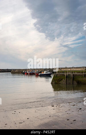 Kleine Boote im Hafen von Staithes, North Yorkshire, North East England. Einen ruhigen Abend im Mai in diesem bekannten Dorf an der Küste. Stockfoto