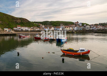 Staithes Hafen an der Küste von North East England. Eine malerische und historische Dorf in North Yorkshire. Stockfoto