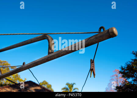 Auf der Suche auf einen teilweisen Blick auf die Leitung und die Flügel oder Arme von einem Hügel Hoist Hinterhof Wäschetrockner in Australien Stockfoto