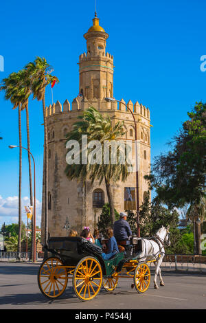 Sevilla Spanien, Touristen in einer Kutsche fahren an der Torre del Oro (Turm von Gold) in der Altstadt von Sevilla, Andalusien, Spanien. Stockfoto