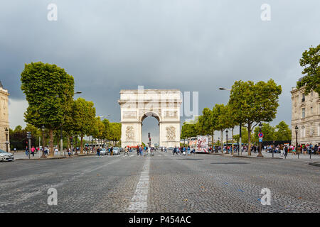 PARIS, Frankreich, 08. AUGUST 2017: Triumphbogen auf dem Charles De Gaulle. Paris, Frankreich Stockfoto