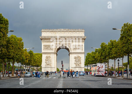 PARIS, Frankreich, 08. AUGUST 2017: Triumphbogen auf dem Charles De Gaulle. Paris, Frankreich Stockfoto