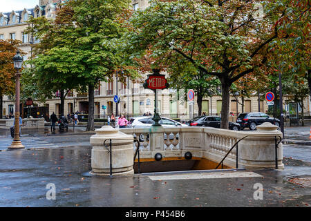 PARIS, Frankreich, 08. AUGUST 2017: Paris Metropolitain Eingang om Franklin D. Roosevelt station Stockfoto