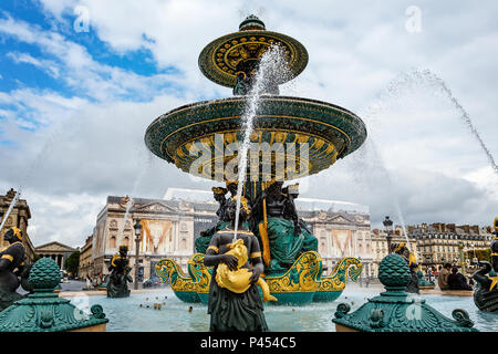 PARIS, Frankreich, 08. AUGUST 2017: Brunnen des Flusses Handel und Navigation (1840) auf der Place de la Concorde Stockfoto