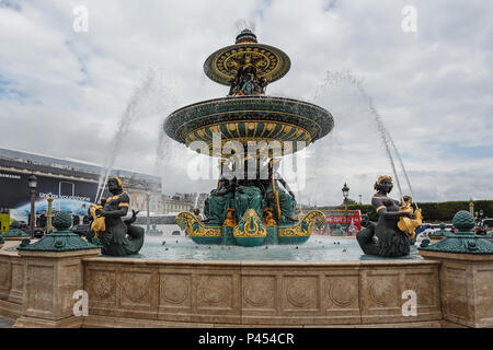 PARIS, Frankreich, 08. AUGUST 2017: Brunnen des Flusses Handel und Navigation (1840) auf der Place de la Concorde Stockfoto