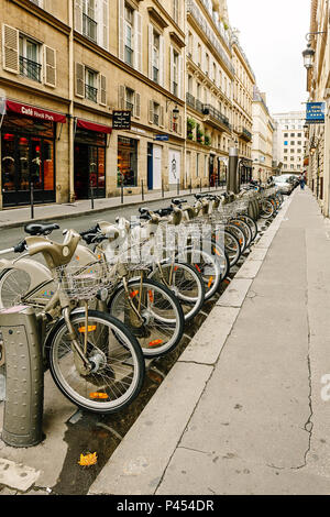 PARIS, Frankreich, 08. AUGUST 2017: Öffentliche Fahrrad Sharing Service in Paris, Frankreich Stockfoto