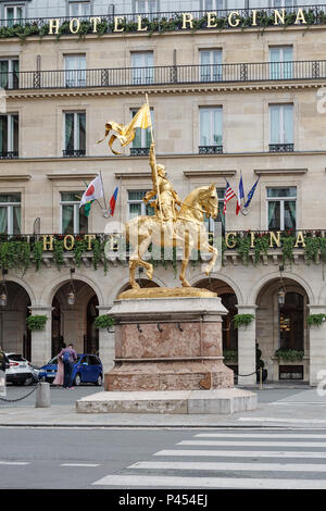 PARIS, Frankreich, 08. AUGUST 2017: ein vergoldeter Bronze EQUESTRIAN Statue von Jeanne d'Arc von Emmanuel Frémiet in der Rue des Pyramides in Paris Stockfoto