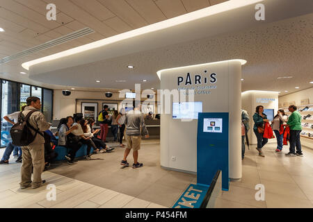 PARIS, Frankreich, 08. AUGUST 2017: Fremdenverkehrsbüro in Paris. Innenraum Stockfoto