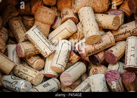 PARIS, Frankreich, 08. AUGUST 2017: Holz- Korken von Weinflaschen in der Vinothek Stockfoto