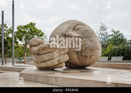 PARIS, Frankreich, 08. AUGUST 2017: Skulptur Ecoute (hören) von Henri de Miller in Les Halles Stockfoto