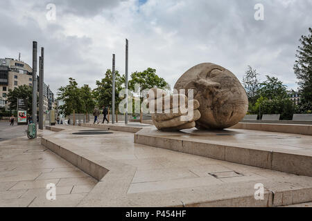 PARIS, Frankreich, 08. AUGUST 2017: Skulptur Ecoute (hören) von Henri de Miller in Les Halles Stockfoto