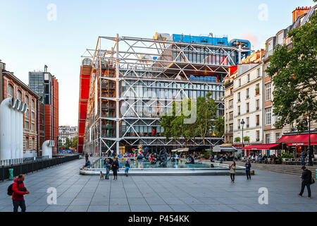 PARIS, Frankreich, 09. AUGUST 2017: Strawinsky Brunnen und Centre Georges Pompidou Stockfoto