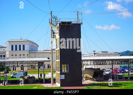 Eine italienische noncommissioned officer Studenten an die NCO School Viterbo zugewiesen wird, beendet die Gemeinsame Multinationale Ausbildung Befehl Turm bei der Airborne Auffrischungsschulung bei Caserma Ederle, Vicenza, Italien, 15. Juni 2016. Die gemeinsame Multinationale Ausbildung Befehl Turm ist 34 Meter hoch und die einzige Armee springen Turm in Europa. (Foto durch visuelle Informationen Spezialist Davide Dalla Massara/Freigegeben) Stockfoto