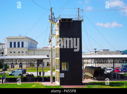 Eine italienische noncommissioned officer Studenten an die NCO School Viterbo zugewiesen wird, beendet die Gemeinsame Multinationale Ausbildung Befehl Turm bei der Airborne Auffrischungsschulung bei Caserma Ederle, Vicenza, Italien, 15. Juni 2016. Die gemeinsame Multinationale Ausbildung Befehl Turm ist 34 Meter hoch und die einzige Armee springen Turm in Europa. (Foto durch visuelle Informationen Spezialist Davide Dalla Massara/Freigegeben) Stockfoto