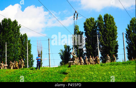 Eine italienische noncommissioned officer Studenten an die NCO School Viterbo zugeordnet, bereitet nach dem Verlassen der Gemeinsamen multinationalen Ausbildung Befehl Turm bei der Airborne Auffrischungsschulung bei Caserma Ederle, Vicenza, Italien, 15. Juni 2016 zu landen. Die gemeinsame Multinationale Ausbildung Befehl Turm ist 34 Meter hoch und die einzige Armee springen Turm in Europa. (Foto durch visuelle Informationen Spezialist Davide Dalla Massara/Freigegeben) Stockfoto