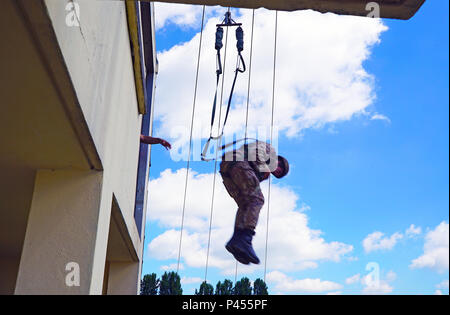 Eine italienische noncommissioned officer Studenten an die NCO School Viterbo zugewiesen wird, beendet die Gemeinsame Multinationale Ausbildung Befehl Turm bei der Airborne Auffrischungsschulung bei Caserma Ederle, Vicenza, Italien, 15. Juni 2016. Die gemeinsame Multinationale Ausbildung Befehl Turm ist 34 Meter hoch und die einzige Armee springen Turm in Europa. (Foto durch visuelle Informationen Spezialist Davide Dalla Massara/Freigegeben) Stockfoto