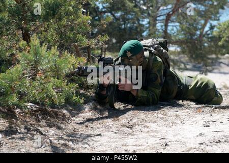 160613-N-KP 948-055 UTÖ, Schweden (Juni 13, 2016) - ein Marine aus der Schwedisch/Finnisch Witsum Brigade amphibious Task Unit, sieht durch den Anblick eines Ak5 C Sturmgewehr in Utö, Schweden, während BALTOPS 2016, Juni 13. BALTOPS ist eine jährlich wiederkehrende multinationale Übung entwickelt, um die Interoperabilität zu verbessern, die Flexibilität erhöhen und die Entschlossenheit der NATO-Mitglieder und der Partnerstaaten in der Baltischen Region zu verteidigen. (U.S. Marine Foto von Mass Communication Specialist Seaman Alyssa Wochen/Freigegeben) Stockfoto